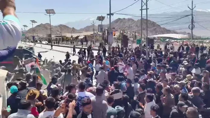 Leh Protests Turn Violent: लद्दाख को पूर्ण राज्य का दर्जा देने की मांग को लेकर हिंसक हुआ प्रदर्शन
