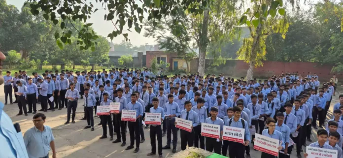 Faridabad News : एक साथ 1200 विद्यार्थियों और 50 अध्यापकों ने लिया स्वदेशी का संकल्प