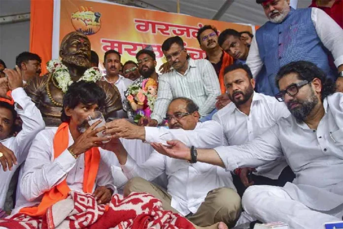 Maratha Quota Stir: महाराष्ट्र सरकार ने मानी मांगें, मनोज जरांगे ने खत्म किया अनशन Maratha Quota Stir