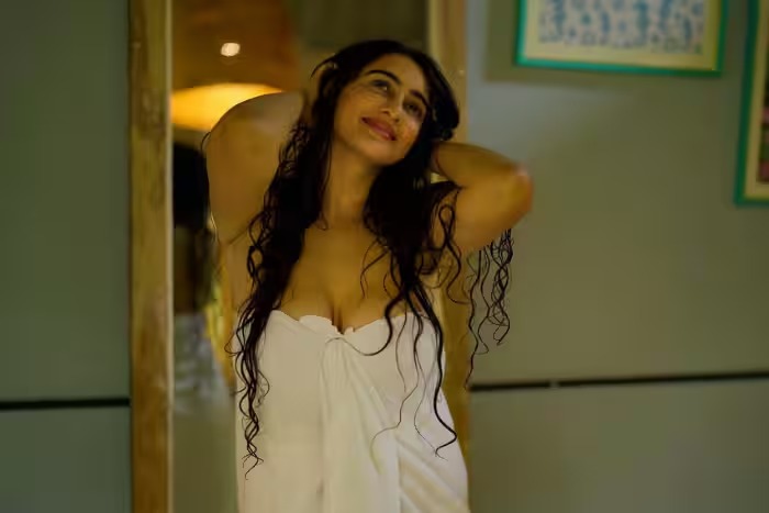 Megha Shukla Bold Photos: बाथरूम वीडियो के बाद अब टॉवल लुक, मेघा शुक्ला ने बढ़ाया इंटरनेट का तापमान