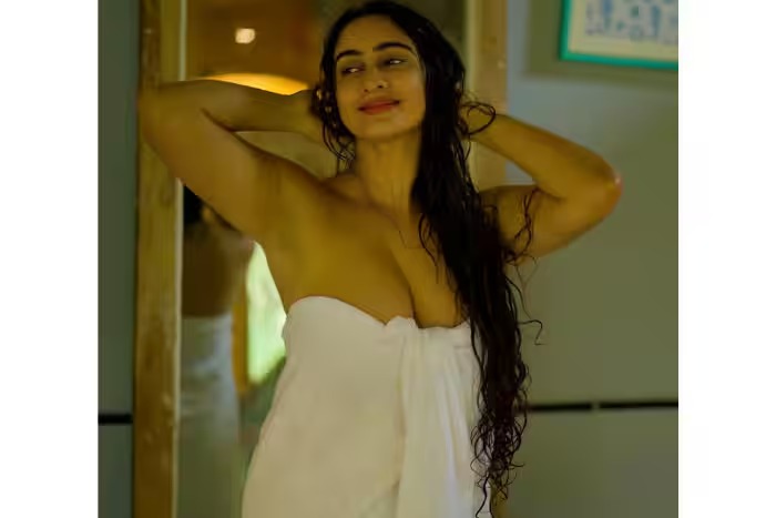 Megha Shukla Bold Photos: बाथरूम वीडियो के बाद अब टॉवल लुक, मेघा शुक्ला ने बढ़ाया इंटरनेट का तापमान