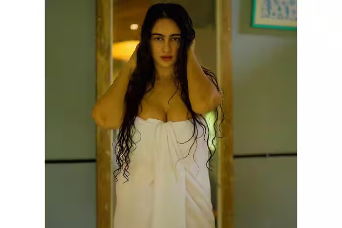 Megha Shukla Bold Photos: बाथरूम वीडियो के बाद अब टॉवल लुक, मेघा शुक्ला ने बढ़ाया इंटरनेट का तापमान