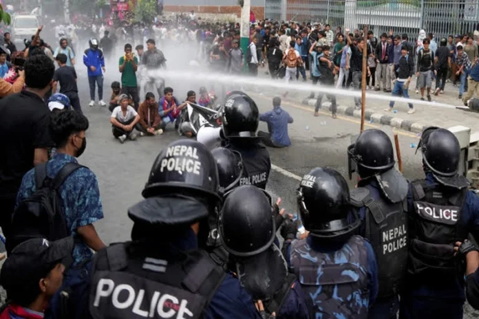 Nepal Violence Update: थमा नहीं वबाल, सरकार पर संकट के बादल, पीएम ओली के इस्तीफे पर अड़े प्रदर्शकारी