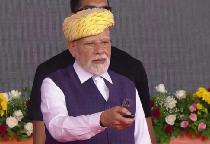 PM Modi ने गुजरात में 34,200 करोड़ रुपए से अधिक के प्रोजेक्ट्स का उद्घाटन व शिलान्यास किया PM Modi ने गुजरात में 34,200 करोड़ रुपए से अधिक के प्रोजेक्ट्स का उद्घाटन व शिलान्यास किया