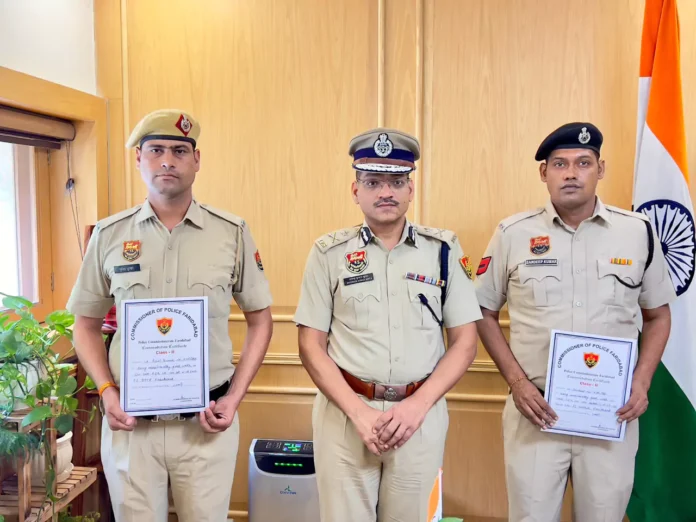 Faridabad News : उत्कृष्ट कार्य करने वाले 2 पुलिस कर्मचारियों हुए सम्मानित