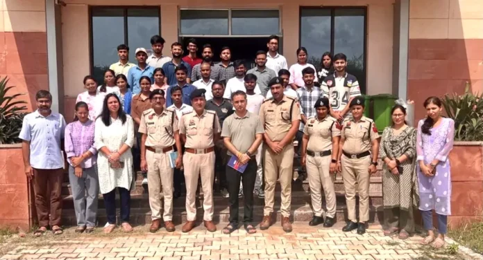 An interactive session between students and police officers was held at the Central University of Haryana. Mahendragarh News : हरियाणा केंद्रीय विश्वविद्यालय में विद्यार्थियों एवं पुलिस अधिकारियों के बीच संवादात्मक सत्र आयोजित