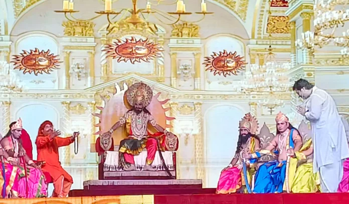 Faridabad News : श्रद्धा रामलीला : वशिष्ठ ऋषि से मिलने पहुंचे श्रवण कुमार