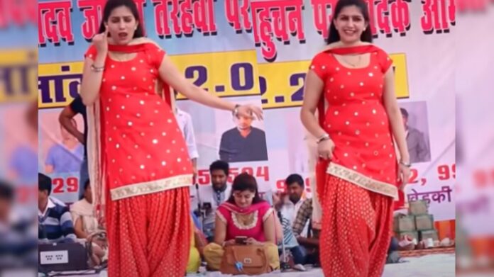 Sapna Choudhary Dance: लाल सूट में सपना चौधरी ने किया धमाकेदार डांस, भीड़ हुई बेकाबू