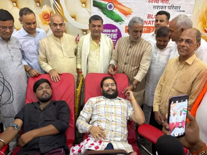 Faridabad News : विधायक सतीश फागना को जन्मदिन की बधाई देने वालों का उमड़ा जनसैलाब
