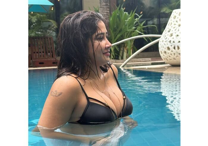 Sofia Ansari Bold Photos: सोफिया अंसारी ने ब्लैक बिकिनी में बिखेरा जलवा, सेक्सी लुक ने फैंस की रोक दीं साँसें