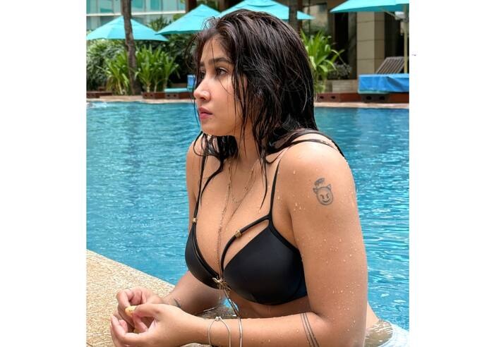 Sofia Ansari Bold Photos: सोफिया अंसारी ने ब्लैक बिकिनी में बिखेरा जलवा, सेक्सी लुक ने फैंस की रोक दीं साँसें