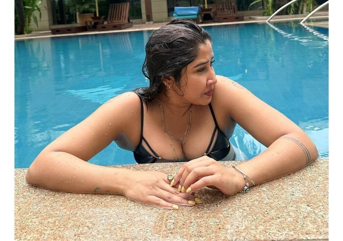 Sofia Ansari Bold Photos: सोफिया अंसारी ने ब्लैक बिकिनी में बिखेरा जलवा, सेक्सी लुक ने फैंस की रोक दीं साँसें