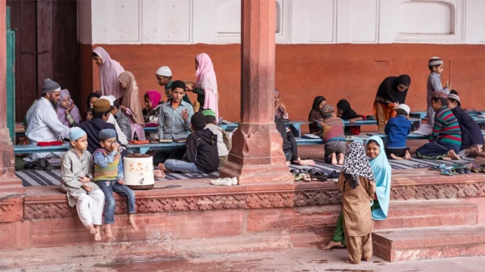 UP Breaking: बहराइच में संचालित अवैध मदरसे के टॉयलेट में बंद मिली 40 लड़कियां
