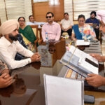 Chandigarh Breaking News : शिक्षा के स्तर को ऊंचा उठाने का प्रयास करें : चीमा