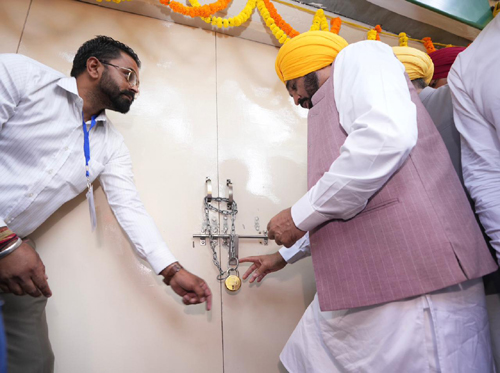 Punjab CM News : पंजाब में फेसलेस आरटीओ सेवाओं की शुरुआत Punjab CM News : पंजाब में फेसलेस आरटीओ सेवाओं की शुरुआत