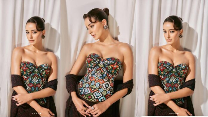 Ananya Panday का कॉर्सेट ब्लाउज और बांधनी साड़ी लुक बना सेंसेशन, Filmfare Awards में जीता हर किसी का दिल Ananya Panday का कॉर्सेट ब्लाउज और बांधनी साड़ी लुक बना सेंसेशन, Filmfare Awards में जीता हर किसी का दिल