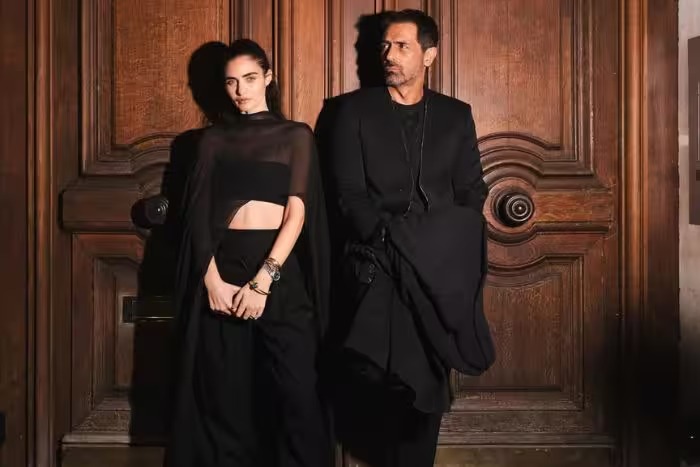 Arjun Rampal Gabriella Demetriades Photos: सीढ़ियों पर 14 साल छोटी गर्लफ्रेंड संग रोमांस करते दिखे अर्जुन रामपाल, गैब्रिएला संग वायरल हुई कोजी तस्वीरें