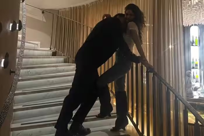 Arjun Rampal Gabriella Demetriades Photos: सीढ़ियों पर 14 साल छोटी गर्लफ्रेंड संग रोमांस करते दिखे अर्जुन रामपाल, गैब्रिएला संग वायरल हुई कोजी तस्वीरें