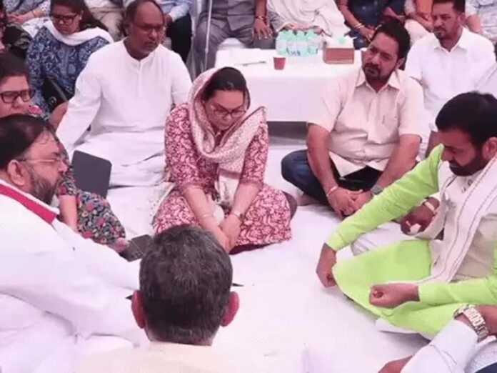 Haryana IG Y Puran Kumar Suicide Case: अमनीत पी. कुमार ने सीएम से की सुसाइड नोट वाले सभी अफसरों को सस्पेंड कर गिरफ्तार करने की मांग Haryana IG Y Puran Kumar Suicide Case: अमनीत पी. कुमार ने सीएम से की सुसाइड नोट वाले सभी अफसरों को सस्पेंड कर गिरफ्तार करने की मांग