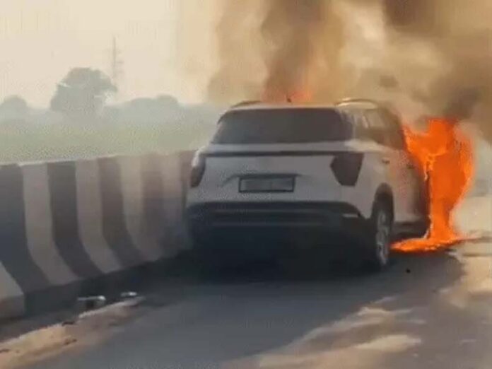 Faridabad Car Fire: फरीदाबाद में कार में लगी आग