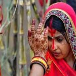 Chhath Puja: छठ पर महिलाएं क्यों लगाती हैं नाक से लेकर सिर तक नारंगी सिंदूर? जानें-परंपरा और महत्व
