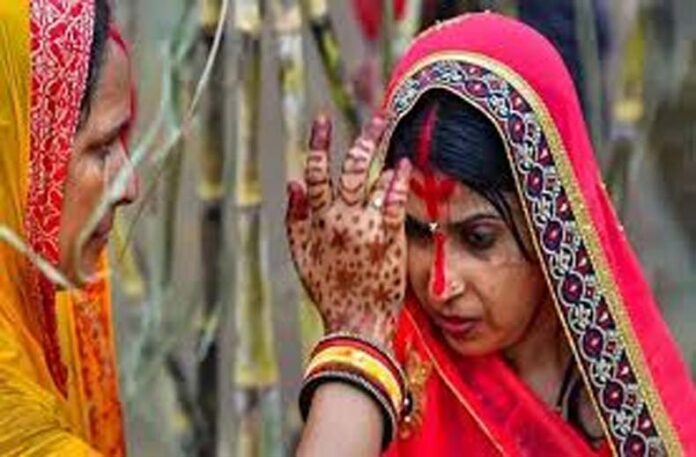 Chhath Puja: छठ पर महिलाएं क्यों लगाती हैं नाक से लेकर सिर तक नारंगी सिंदूर? जानें-परंपरा और महत्व Chhath Puja: छठ पर महिलाएं क्यों लगाती हैं नाक से लेकर सिर तक नारंगी सिंदूर? जानें-परंपरा और महत्व