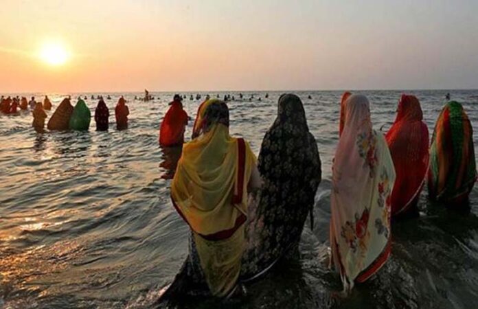 Chhath Puja Arghya Mantra: संध्या और उषा अर्घ्य देते समय करें सूर्य के इन मंत्रों का जाप Chhath Puja Arghya Mantra: संध्या और उषा अर्घ्य देते समय करें सूर्य के इन मंत्रों का जाप
