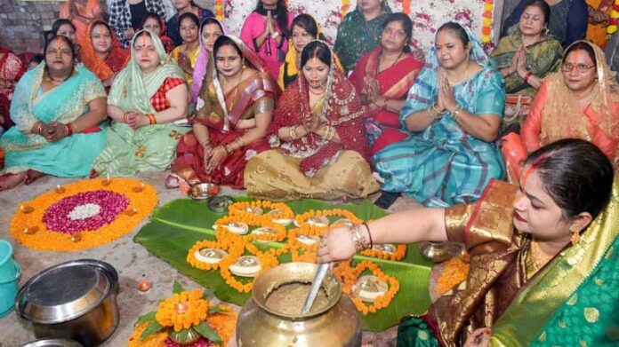 Chhath Puja Kharna: खरना के दिन आम की लकड़ी से बनाया जाता है प्रसाद Chhath Puja Kharna: खरना के दिन आम की लकड़ी से बनाया जाता है प्रसाद
