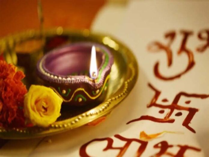 Chitragupta Puja: चित्रगुप्त पूजा में जरूर शामिल करें ये चीजें