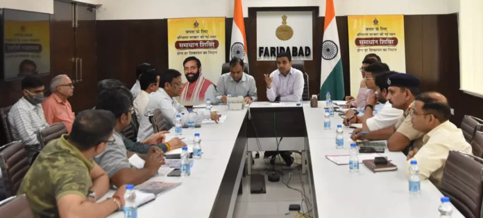 Faridabad News : एक्सप्रेस-वे और सर्विस लेन पर वाहनों की अनधिकृत पार्किंग पर लगेगा अंकुश : डीसी