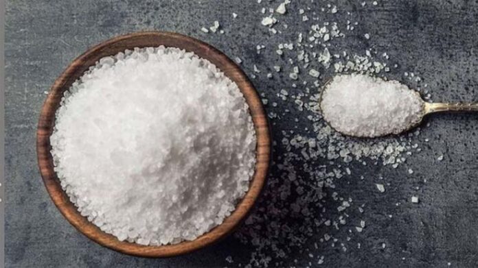 Dhanteras Salt Upaay: आर्थिक तंगी दूर करने के लिए धनतेरस पर जरूर करें नमक से जुड़े ये काम
