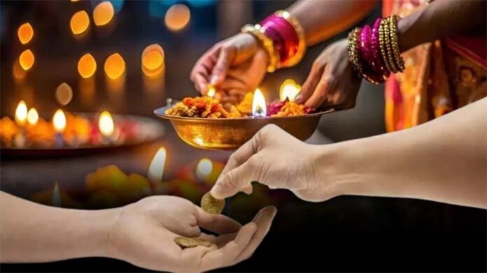 Diwali Daan: दीवाली पर राशि अनुसार करें इन चीजों का दान