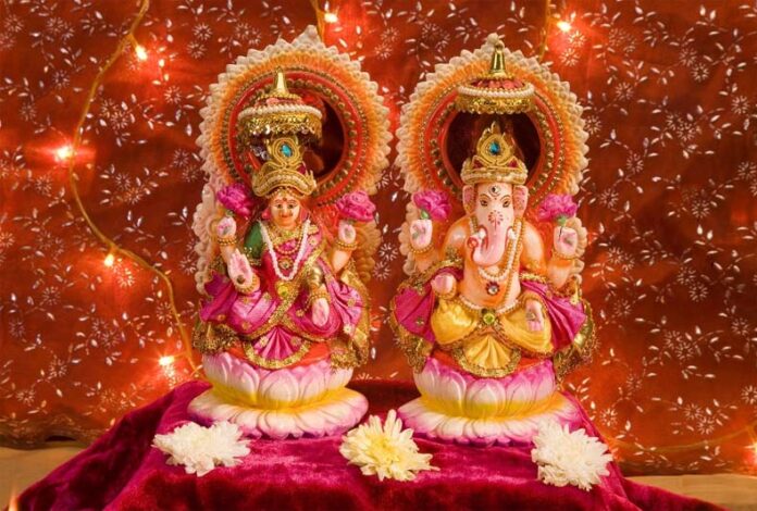 Diwali Puja Mantra: दीवाली के दिन इन मंत्रों का करें जाप