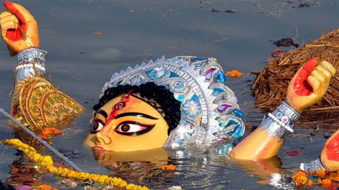 Durga Visarjan: जानें मां दुर्गा की मूर्ति के विसर्जन के समय किन-किन बातों का रखें ख्याल