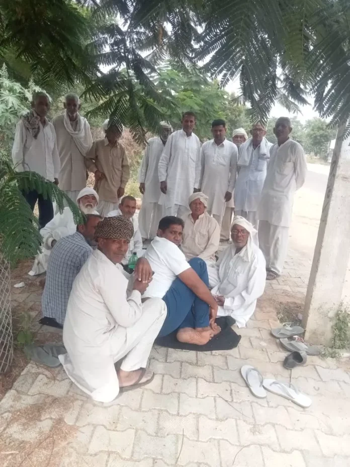 Farmers in Budrai chanted slogans against the electricity company.