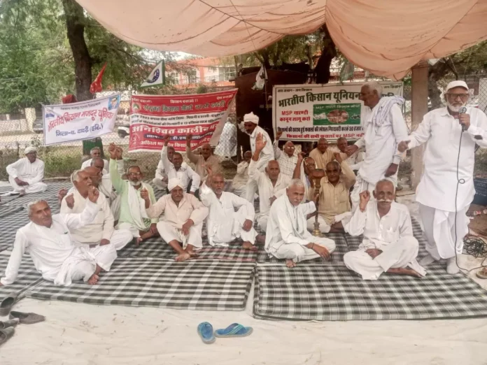 Farmers' protest enters its 104th day; farmers at the United Kisan Morcha's धरना (sit-in) criticize the central and state governments.