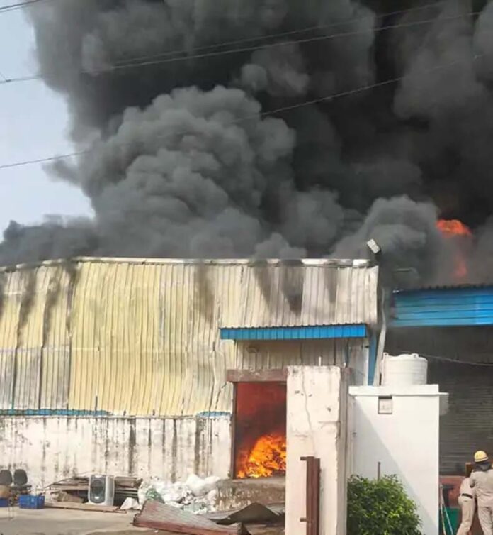 Gurugram News: गुरुग्राम में कपड़ों के वेयरहाउस में लगी आग