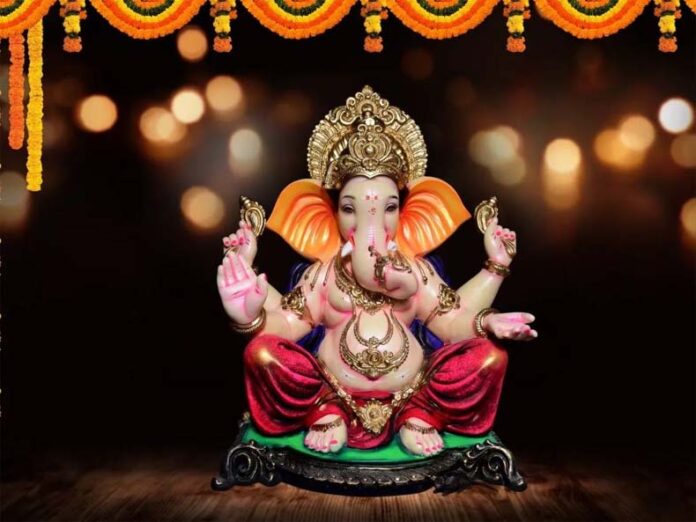 Ganesh Puja Mantra: भगवान गणेश को प्रसन्न करने के लिए इन मंत्रों का करें जाप, दूर होंगे सभी कष्ट