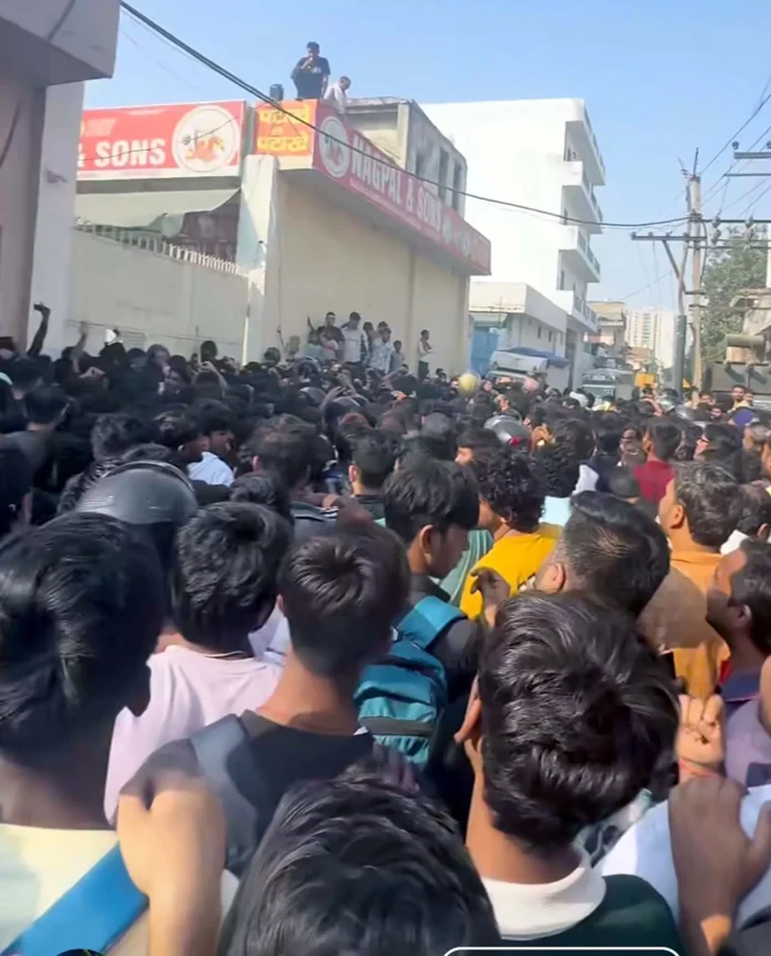 Huge crowds gathered outside firecracker warehouses in Gurugram as firecrackers began to be sold.