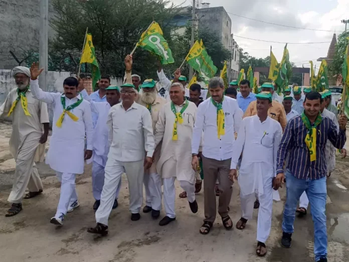 JJP workers took to the streets to protest against the government's refusal to procure millet at the MSP and the shortage of DAP.