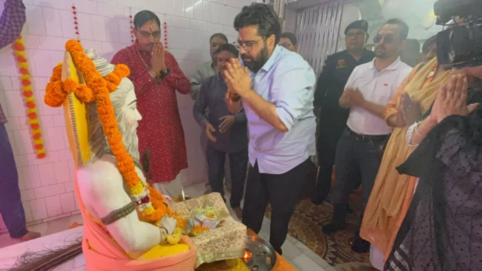 MP Kartikeya Sharma reached Lord Maharishi Valmiki Temple and hoisted the flag in the temple.