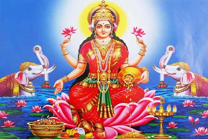 Maa Laxmi Pratima: जानें दीवाली पर मां लक्ष्मी की खड़ी प्रतिमा शुभ या बैठी