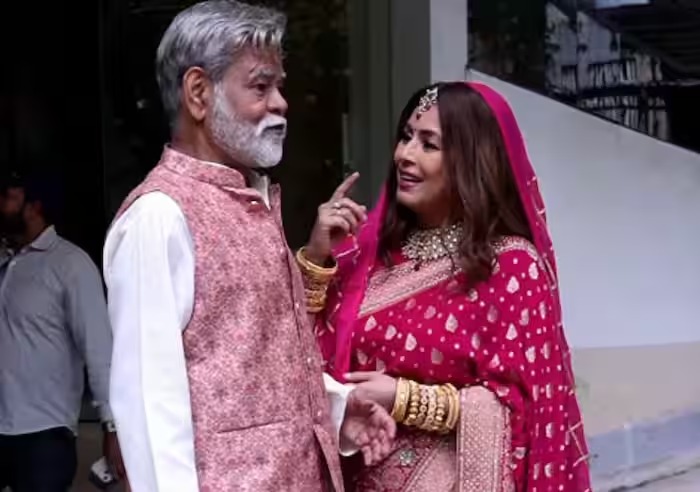 Mahima Chaudhary Second Marriage: 52 साल की उम्र में महिमा चौधरी की दूसरी शादी? संजय मिश्रा के साथ उनके 'दुल्हन' लुक  देख हैरान हुए फैंस