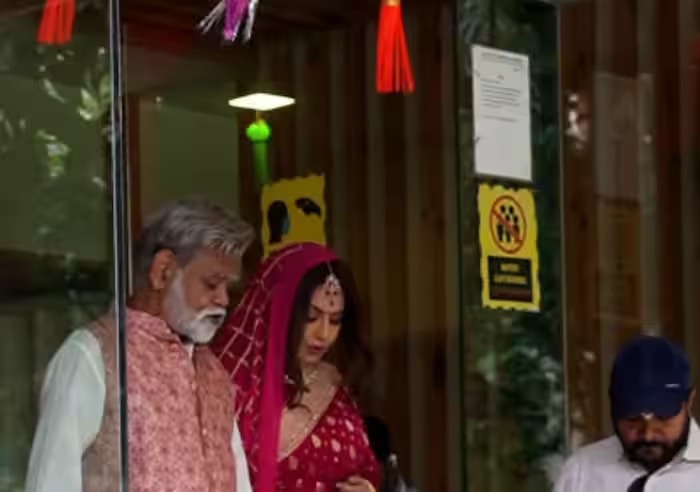 Mahima Chaudhary Second Marriage: 52 साल की उम्र में महिमा चौधरी की दूसरी शादी? संजय मिश्रा के साथ उनके 'दुल्हन' लुक  देख हैरान हुए फैंस