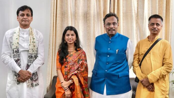 Maithili Thakur Enters Bihar Politics Maithili Thakur Enters Bihar Politics: लोकगायिका मैथिली ठाकुर की राजनीति में एंट्री! बीजेपी में हुई शामिल, अलीनगर सीट से लड़ेंगी चुनाव?