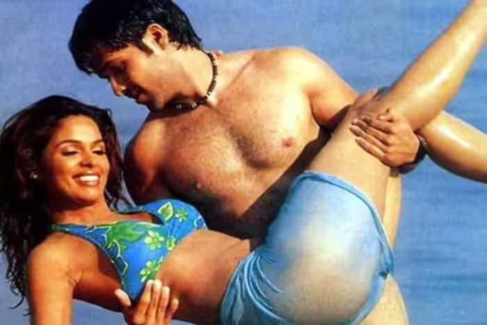 Mallika Sherawat Bold Scenes: मर्डर’ फिल्म ने बढ़ाई हार्टबीट्स! मल्लिका शेरावत की बोल्डनेस से पसीने-पसीने हुए फैंस
