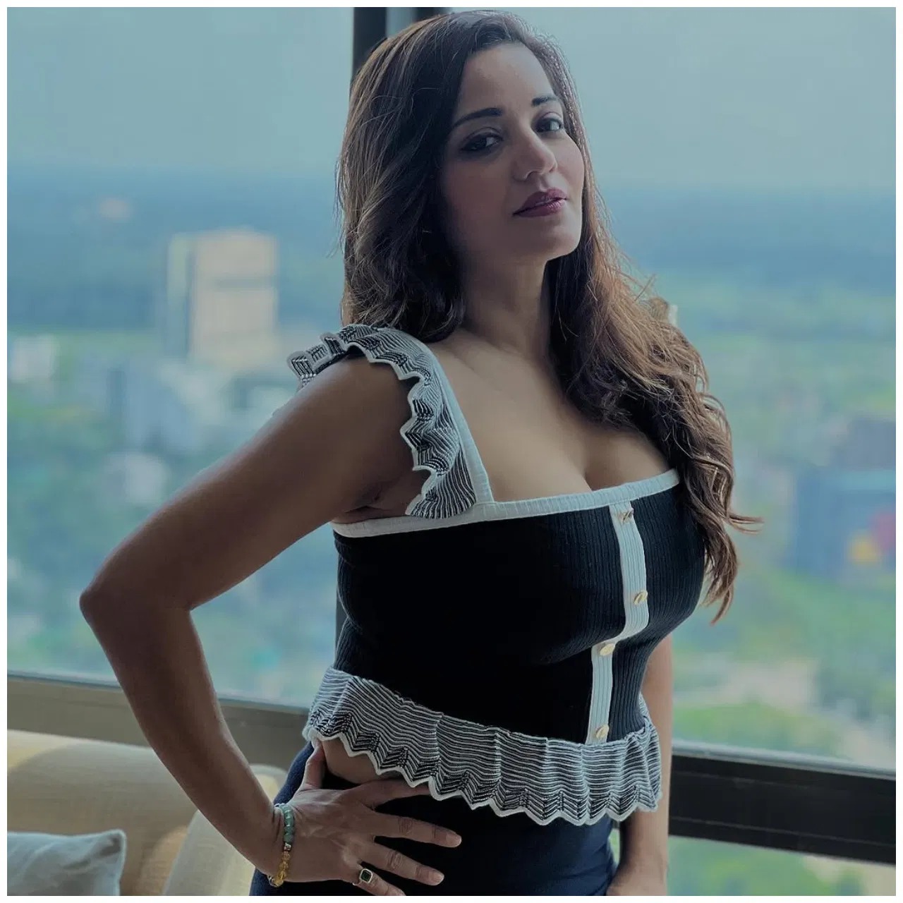 Monalisa Bedroom Photoshoot: मोनालिसा का बोल्डनेस ब्लास्ट! बेडरूम फोटोशूट में दिखाया ऐसा हॉट अंदाज़ कि उड़ गए फैंस के होश