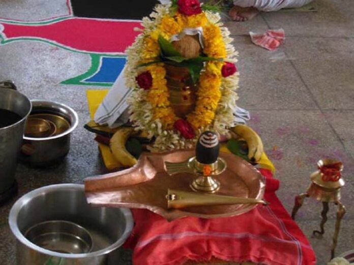 Rama Ekadashi Shiv Puja: रमा एकादशी पर शिवलिंग पर चढ़ाएं ये चीजें