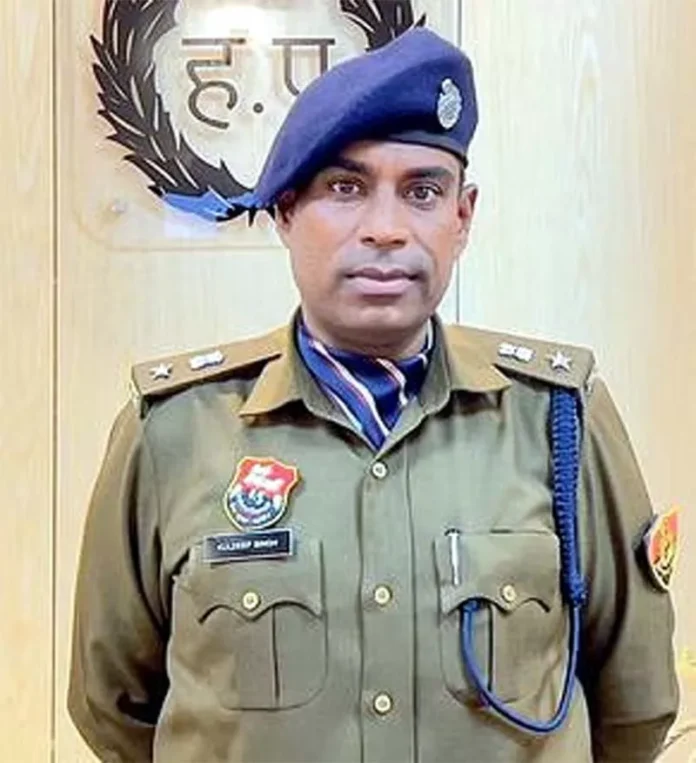 A sub-inspector who colluded with cybercriminals has been dismissed from service. Jind News : साइबर अपराधियों से सांठगांठ रखने वाले सब इंस्पेक्टर को सेवा से किया बर्खास्त