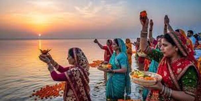Sandhya Arghya: जानें छठ पूजा में डूबते सूर्य को क्यों देते हैं अर्घ्य? Sandhya Arghya: जानें छठ पूजा में डूबते सूर्य को क्यों देते हैं अर्घ्य?